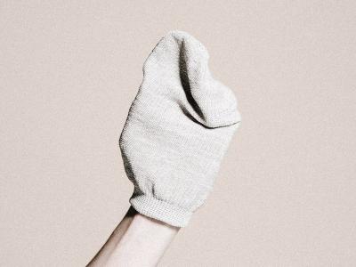 Dry Peeling with Linen Glove