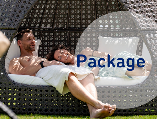 zwei Personen in Rattankorb