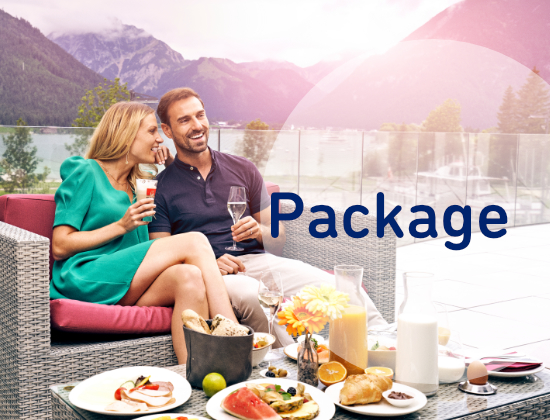 zwei Personen beim Frühstück auf der Terrasse