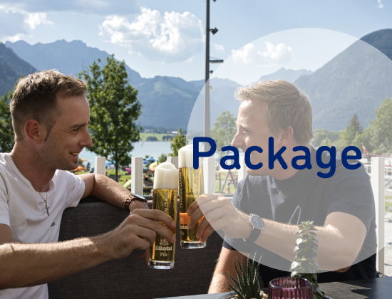 zwei Personen beim zuprosten auf Terrasse