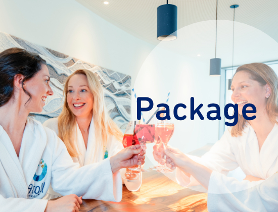 drei Personen beim zuprosten