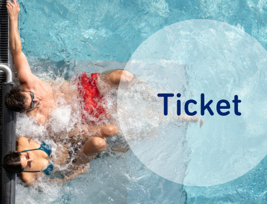 zwei Personen im Becken