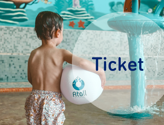 Kleinkind mit Waserball