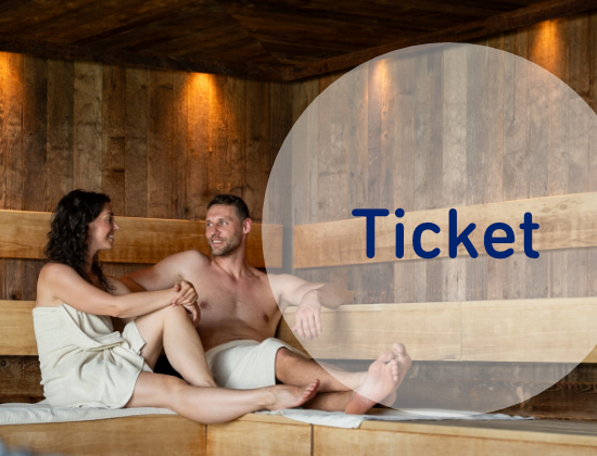 zwei Personen in der Sauna