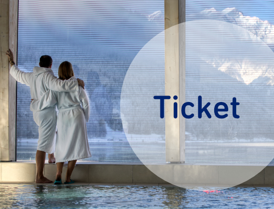 zwei Personen mit Ausblick zum See