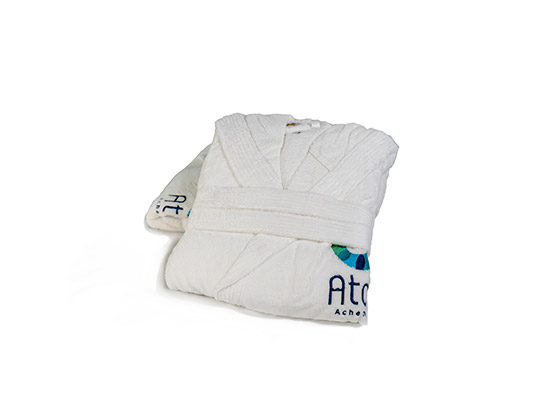 Bademantel weiß mit Atoll Achensee Logo
