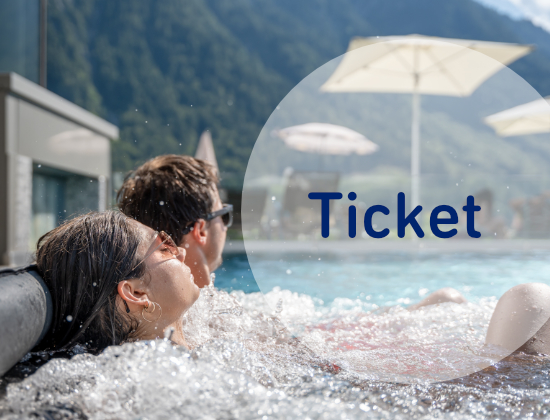 zwei Personen im Becken