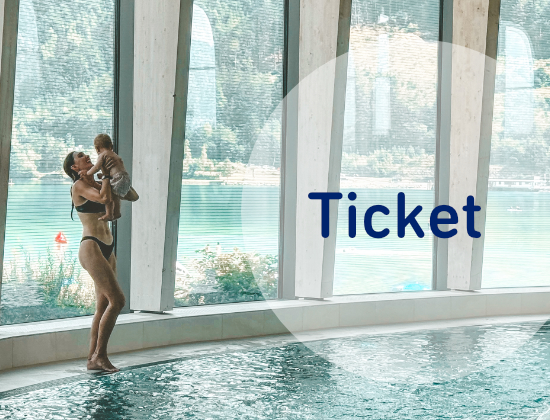 Frau mit Baby am Pool